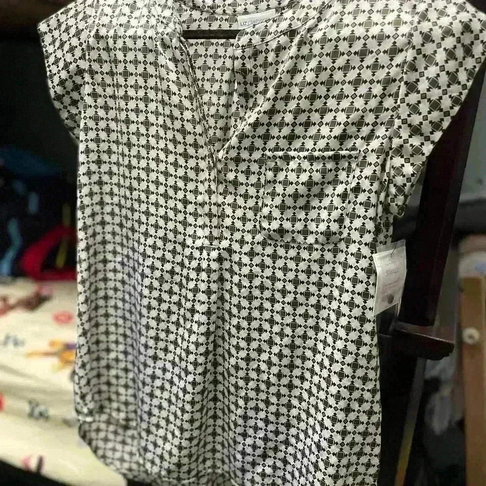Liz Claiborne Women’s top with tags - Picture 2 of 2